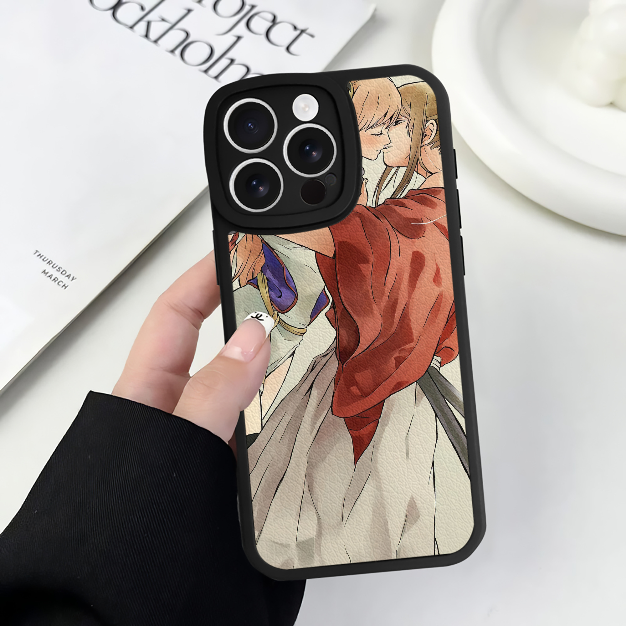 （画像用） ぎんたま 坂田銀時（さかたぎんとき） 神楽 志村新八（しむら しんぱち） GINTAMA Sakata Gintoki Kagura Shimura Shinpachi 【iPhone 16シリーズ対応】シリコンスマホケース（レザー調） 材質：シリコン